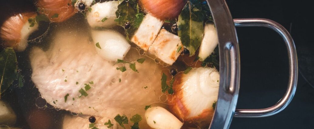 Gotowanie rosołu - garnek z mięsem i warzywami na rosół
