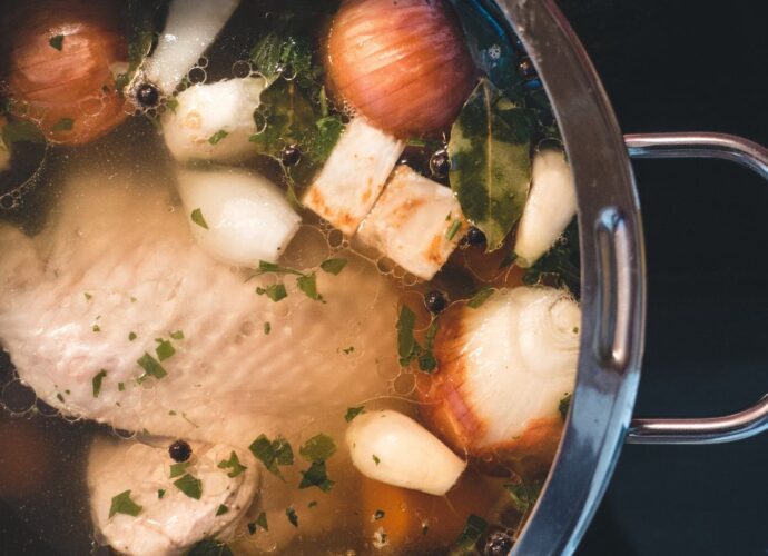 Gotowanie rosołu - garnek z mięsem i warzywami na rosół