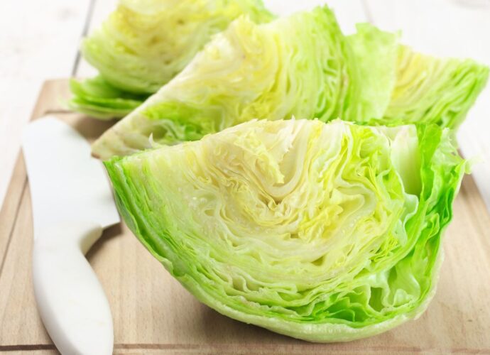 Kroić czy rwać? Krojenie sałaty lodowej od dawna wzbudza wiele wątpliwości