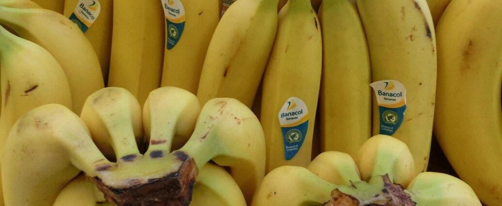 Banany z charakterystycznymi naklejkami