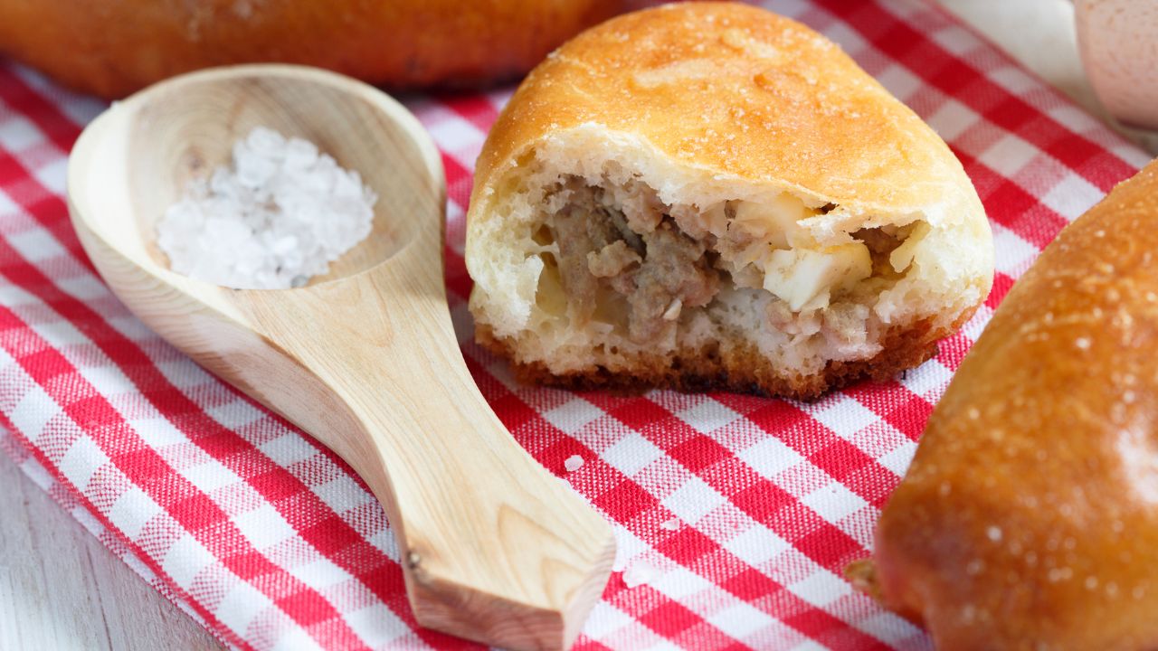 Paszteciki drożdżowe z nadzieniem z mięsa z rosołu