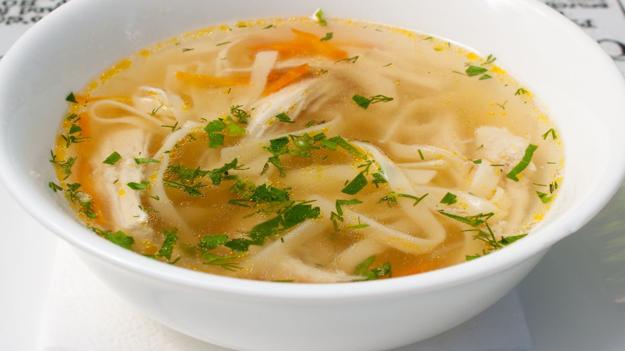 Rosół z makaronem - ulubiona zupa Polaków