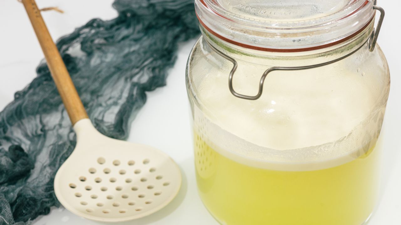 Słoik z domową serwatką