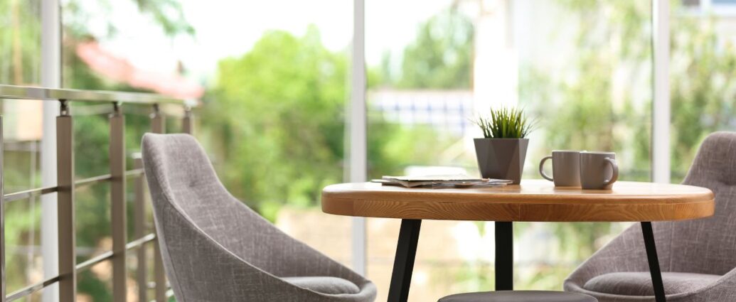 Okrągły stół z krzesłami we wnętrzu w stylu loftowym