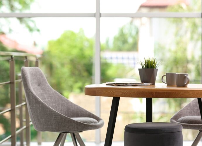 Okrągły stół z krzesłami we wnętrzu w stylu loftowym