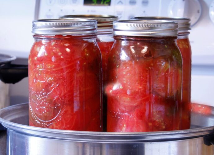 Wekowanie słoików z przetworami / Fot. Canva.com
