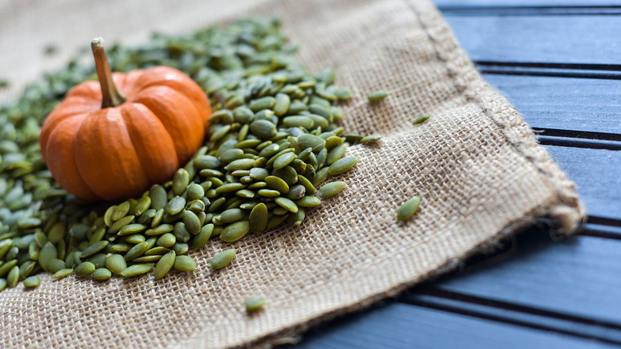 Wysuszone pestki dyni na jutowym worku