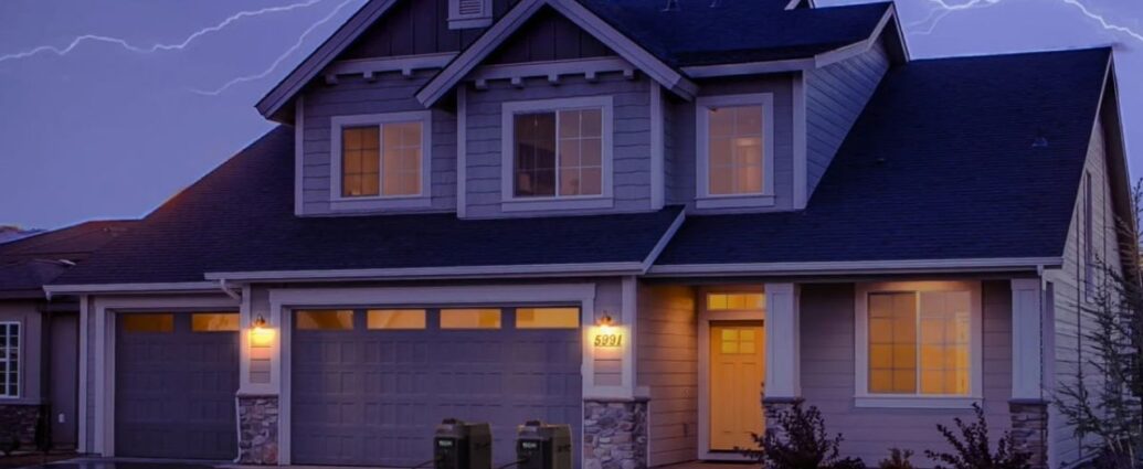 Dom w czasie burzy z piorunami