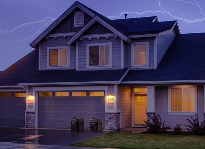 Dom w czasie burzy z piorunami