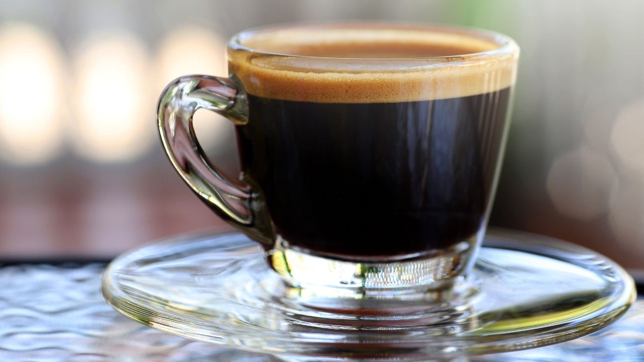 Filiżanka czarnej kawy. Jak zneutralizować jej gorycz?