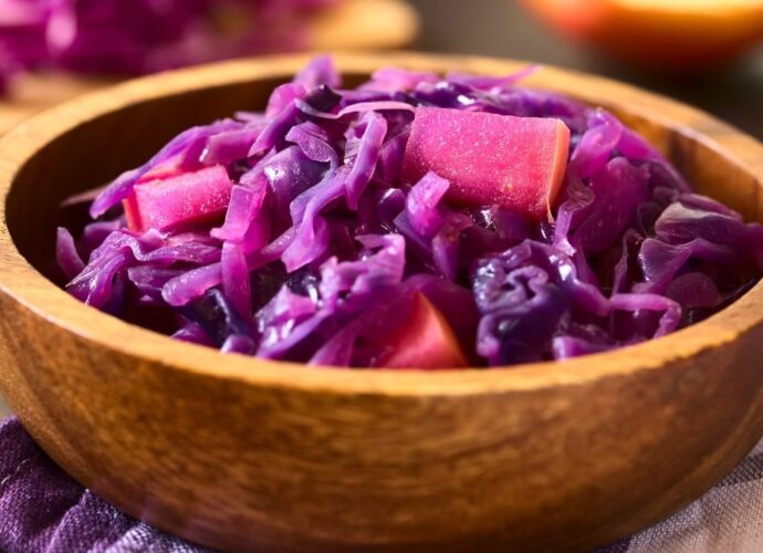 Duszona czerwona kapusta w drewnianej misce