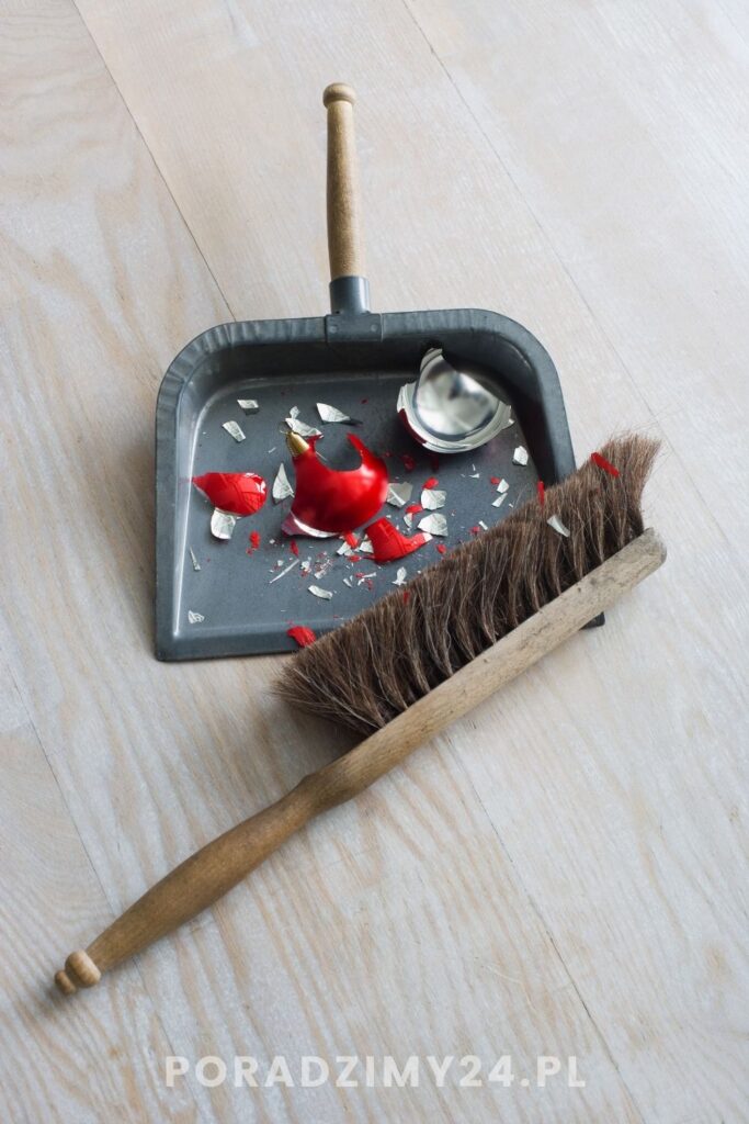 Sprzątanie resztek stłuczonej bombki choinkowej