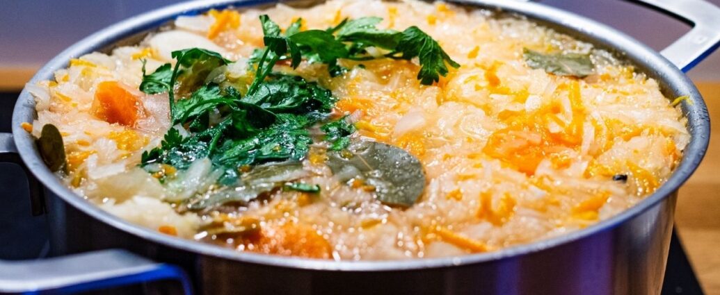 Gotująca się kapusta w garnku