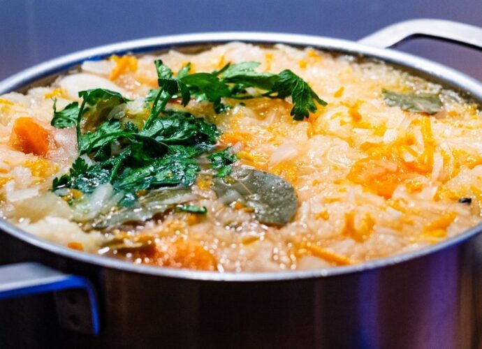 Gotująca się kapusta w garnku