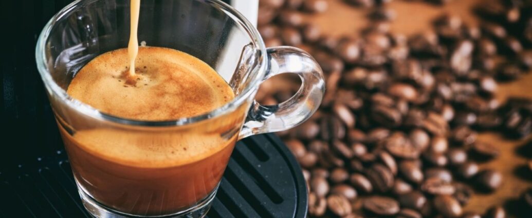 Zaparzanie czarnej kawy w ekspresie