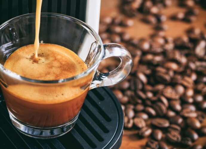 Zaparzanie czarnej kawy w ekspresie