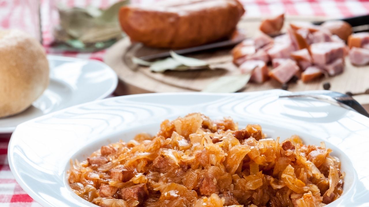 Kiełbasa to tradycyjny dodatek do bigosu