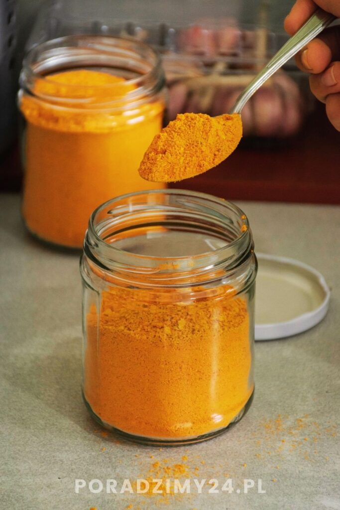 Kurkuma w szklanych słoiczkach