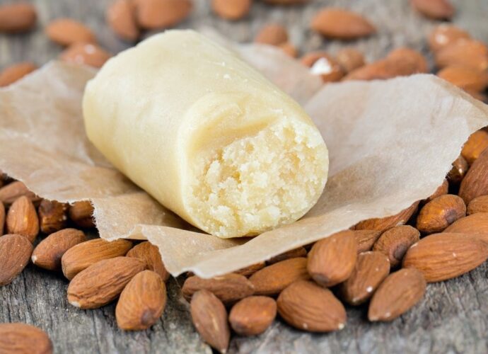 Domowy marcepan - przysmak przygotowany z mielonych migdałów i cukru