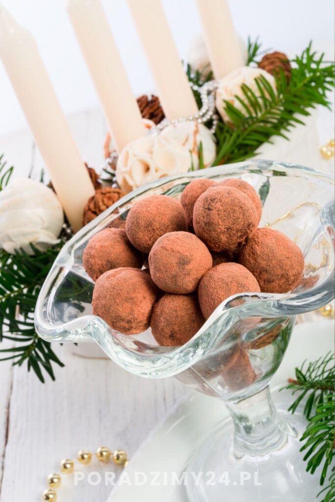 Marcepanowe kartofelki w szklanym kloszu i dekoracjami bożonarodzeniowymi
