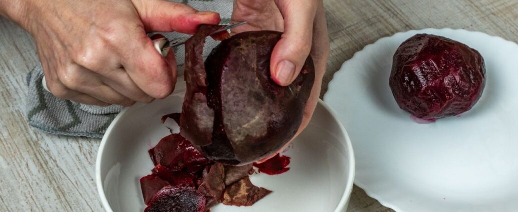 Obieranie buraków zostawia plamy na rękach