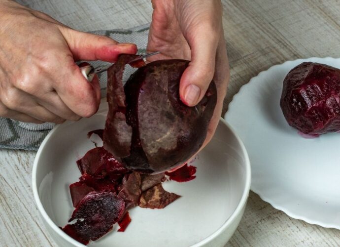 Obieranie buraków zostawia plamy na rękach