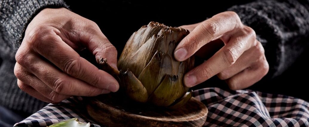 Obieranie karczocha - zdjemowanie zewnętrznych, ostrych listków