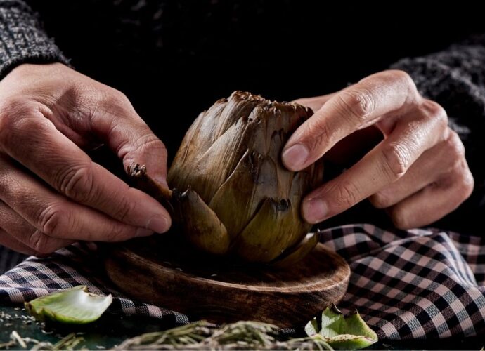 Obieranie karczocha - zdjemowanie zewnętrznych, ostrych listków