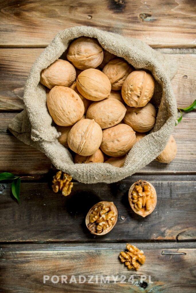 Orzechy włoskie w jutowym worku