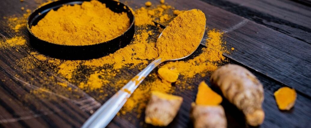 Kurkuma w proszku oraz kłącze kurkumy
