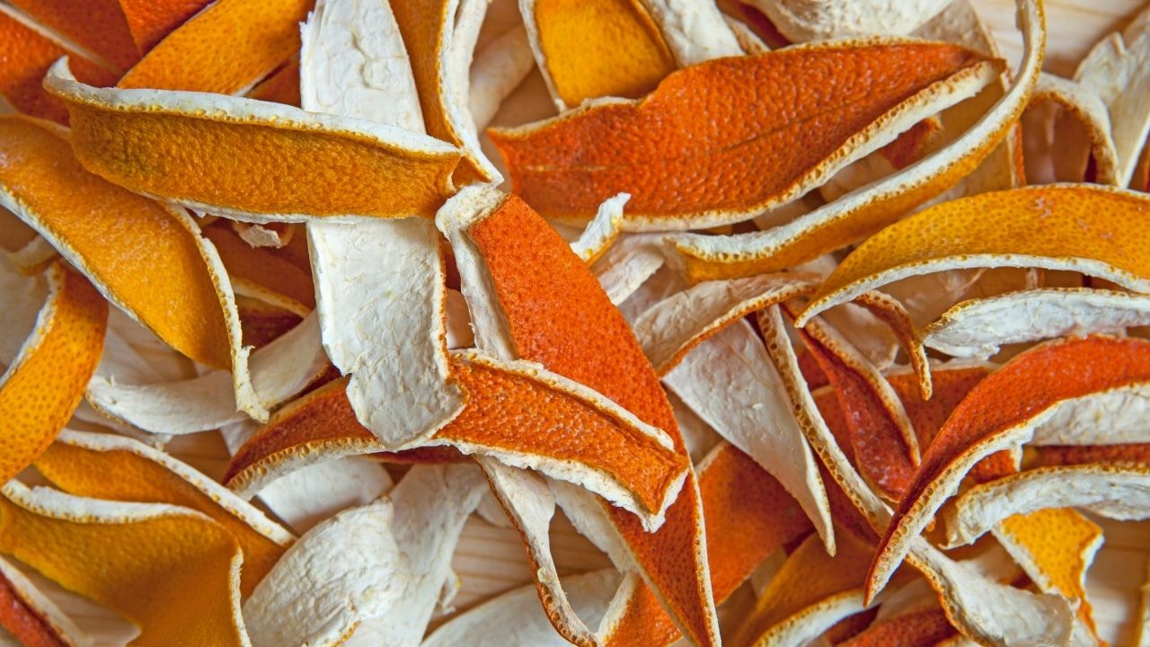 Podsuszone skórki z pomarańczy mogą być składnikiem aromatycznego potpourri lub naturalnego peelingu  