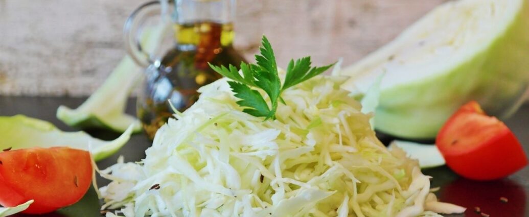 Pokrojona biała kapusta, ozdobiona świeżą pietruszką