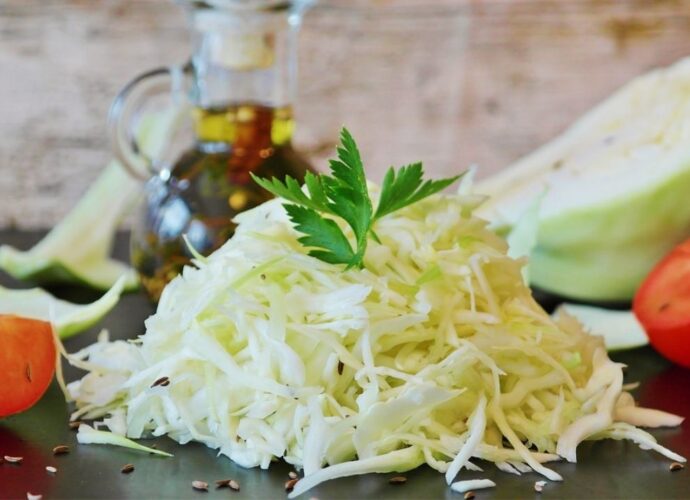 Pokrojona biała kapusta, ozdobiona świeżą pietruszką