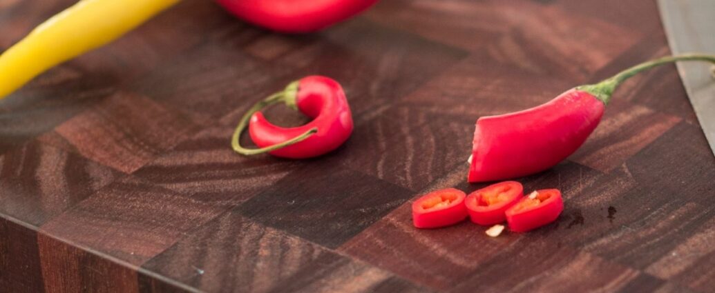 Pokrojone papryczki chili na desce