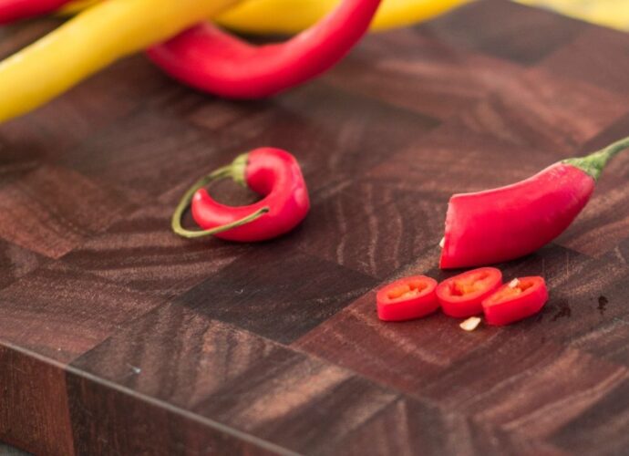 Pokrojone papryczki chili na desce