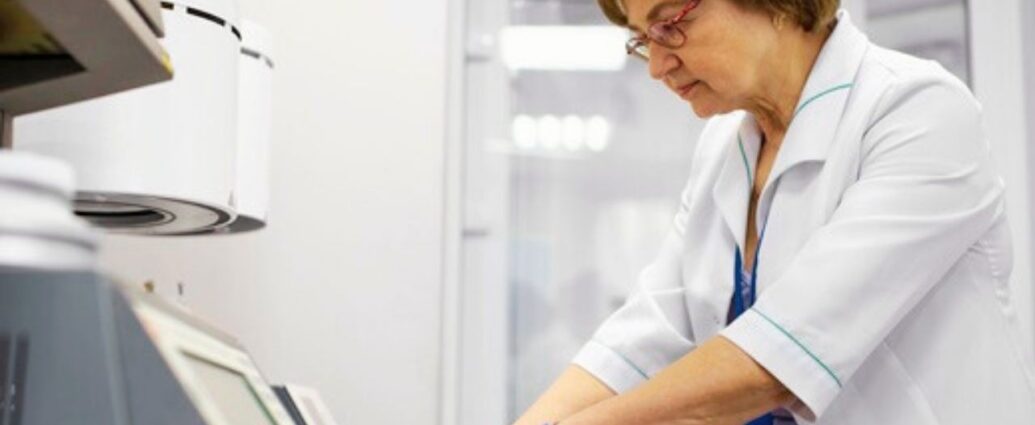 Laborantka w laboratorium