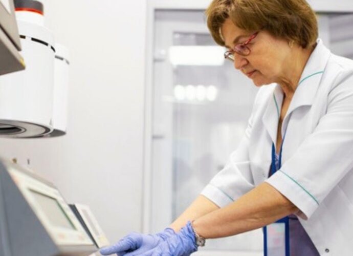 Laborantka w laboratorium