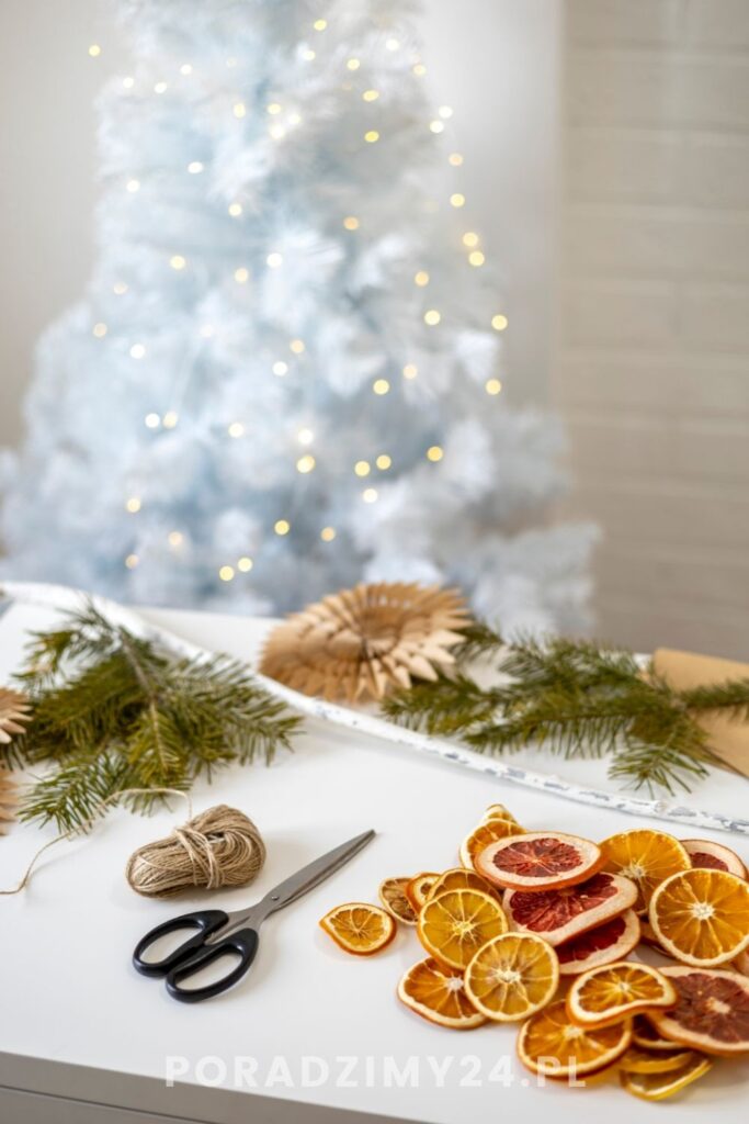 Własnoręczne przygotowanie ozdób choinkowych 