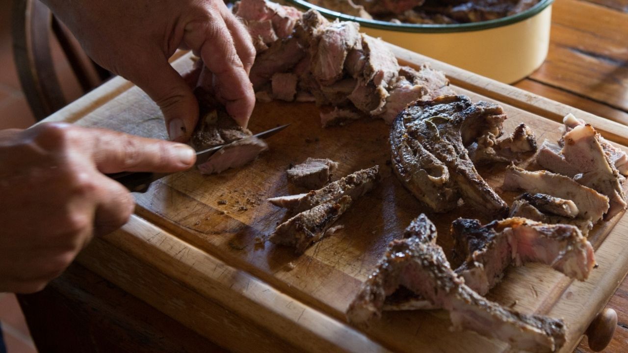 Resztki mięsa - gdzie wyrzucać takie odpady? 