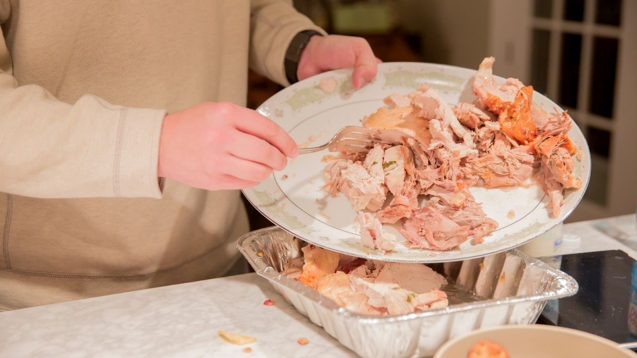 Wyrzucanie resztek mięsa. Czy można wrzucić je do kompostownika?