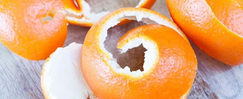 Skórki, które zostały po obieraniu pomarańczy