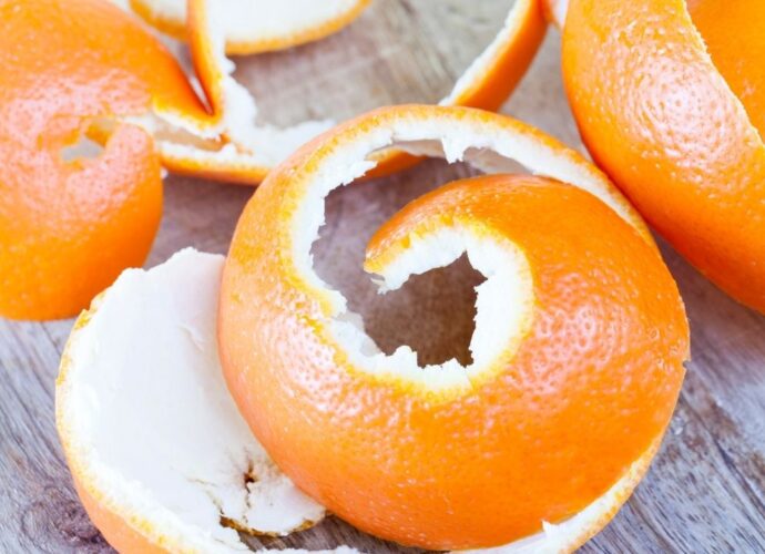 Skórki, które zostały po obieraniu pomarańczy