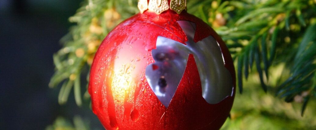 Stłuczona bomba na choince. Gdzie wyrzucać takie odpady?