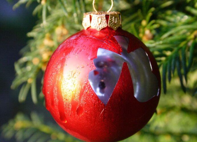 Stłuczona bomba na choince. Gdzie wyrzucać takie odpady?