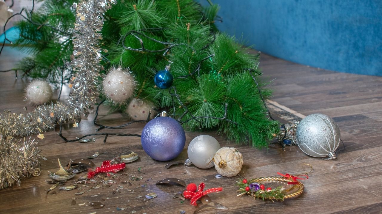 Zniszczone ozdoby choinkowe. Gdzie je wyrzucać?