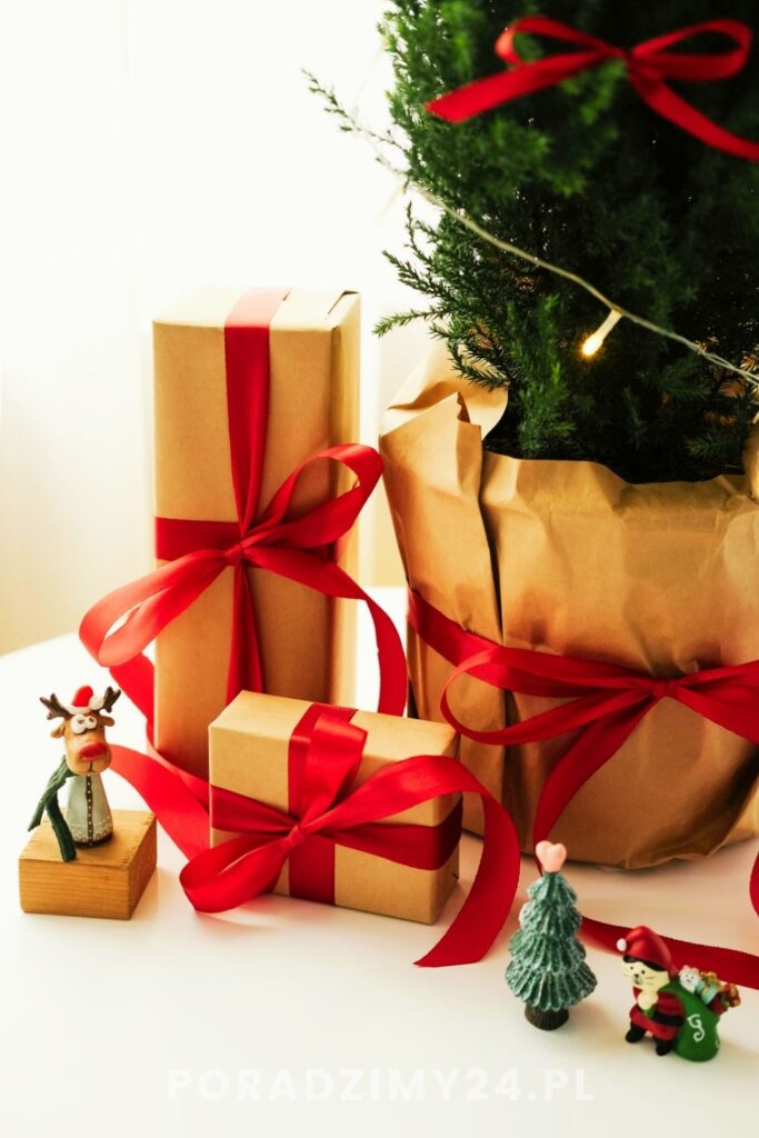 Świąteczne prezenty przewiązane czerwoną wstążką