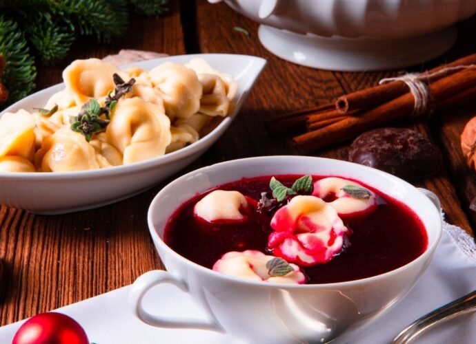 Pierogi i barszcz to wigilijne dania, które doskonale nadają się do mrożenia