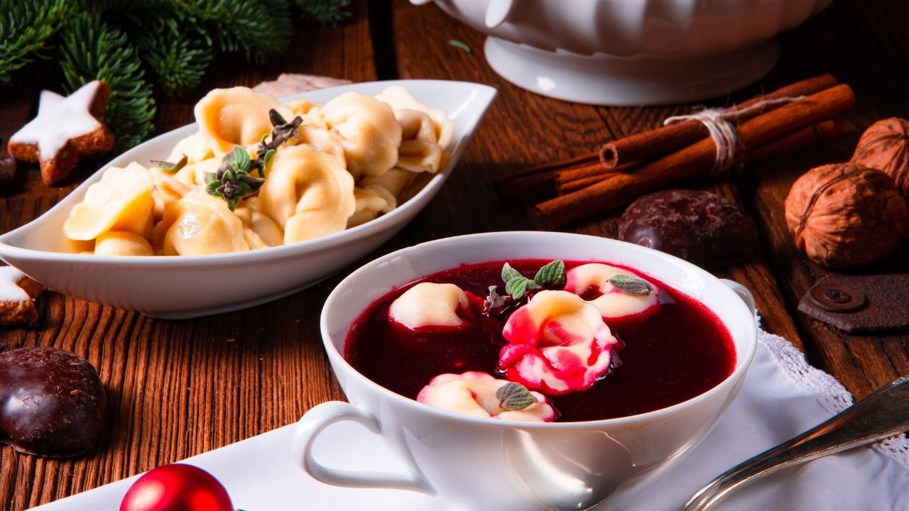 Pierogi i barszcz to wigilijne dania, które doskonale nadają się do mrożenia
