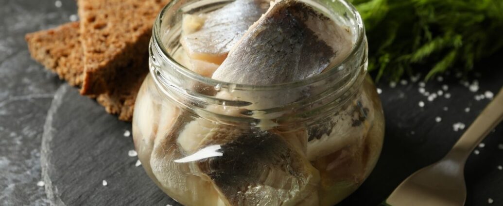 Pokrojone filety śledziowe w słoiku