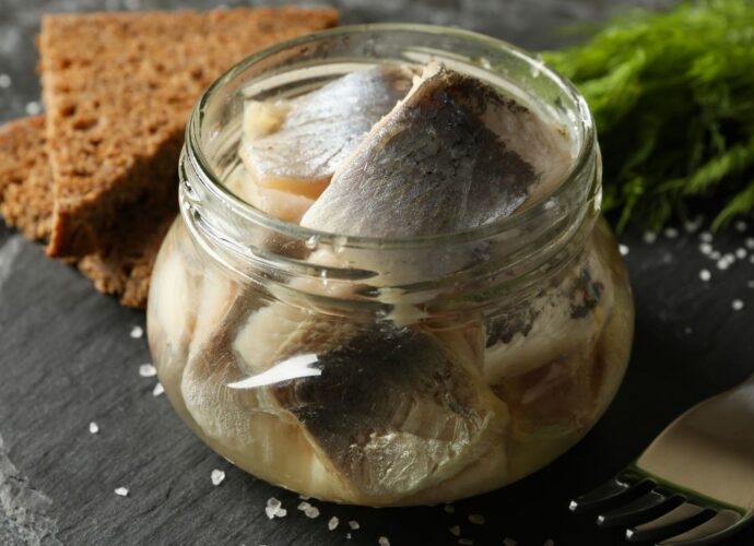 Pokrojone filety śledziowe w słoiku